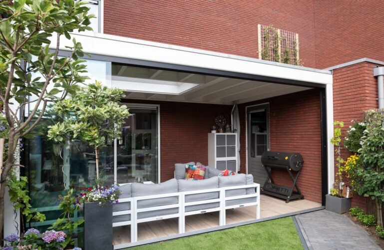 Tuinkamer met de combinatie van hout en staal